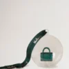 Bayswater Globe-julgranskula i Mulberry Green glas från Little Luxuries Bayswater Globe-julgranskula i Mulberry Green glas från Little Luxuries