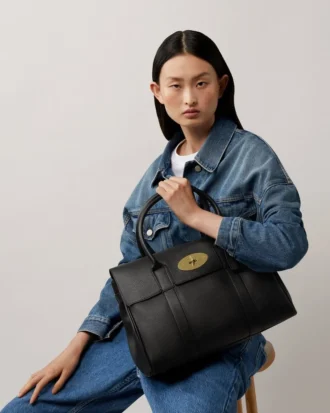Bayswater i svart och mässing, liten väska med klassisk struktur, Mulberry