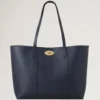 Bayswater Tote Night Sky & Poplin Blue Liten klassisk struktur med kontrast Bayswater Tote Night Sky & Poplin Blue Liten klassisk struktur med kontrast