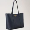 Bayswater Tote Night Sky & Poplin Blue Liten klassisk struktur med kontrast Bayswater Tote Night Sky & Poplin Blue Liten klassisk struktur med kontrast
