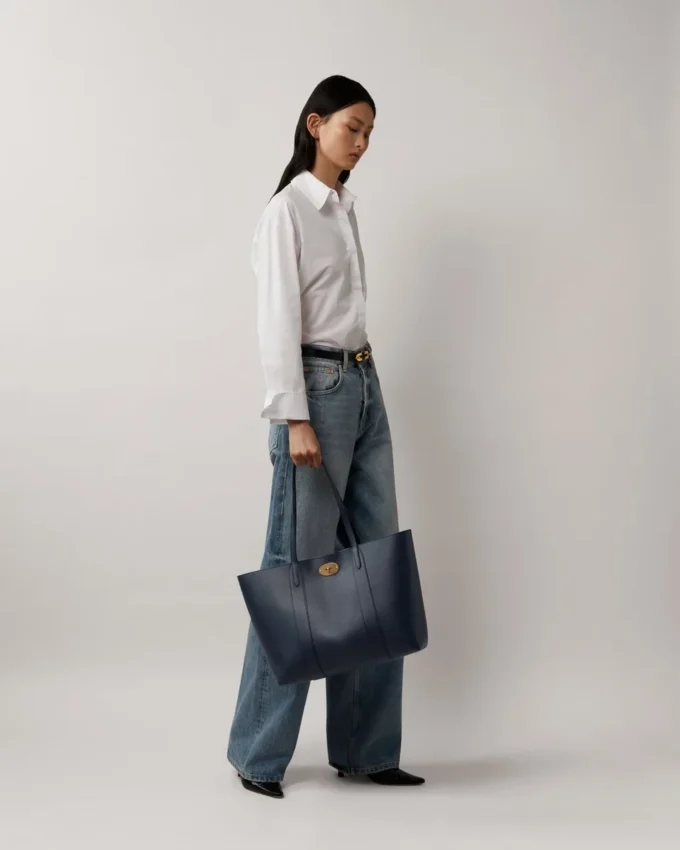 Bayswater Tote Night Sky & Poplin Blue Liten klassisk struktur med kontrast Bayswater Tote Night Sky & Poplin Blue Liten klassisk struktur med kontrast