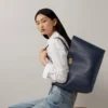 Bayswater Tote Night Sky & Poplin Blue Liten klassisk struktur med kontrast Bayswater Tote Night Sky & Poplin Blue Liten klassisk struktur med kontrast