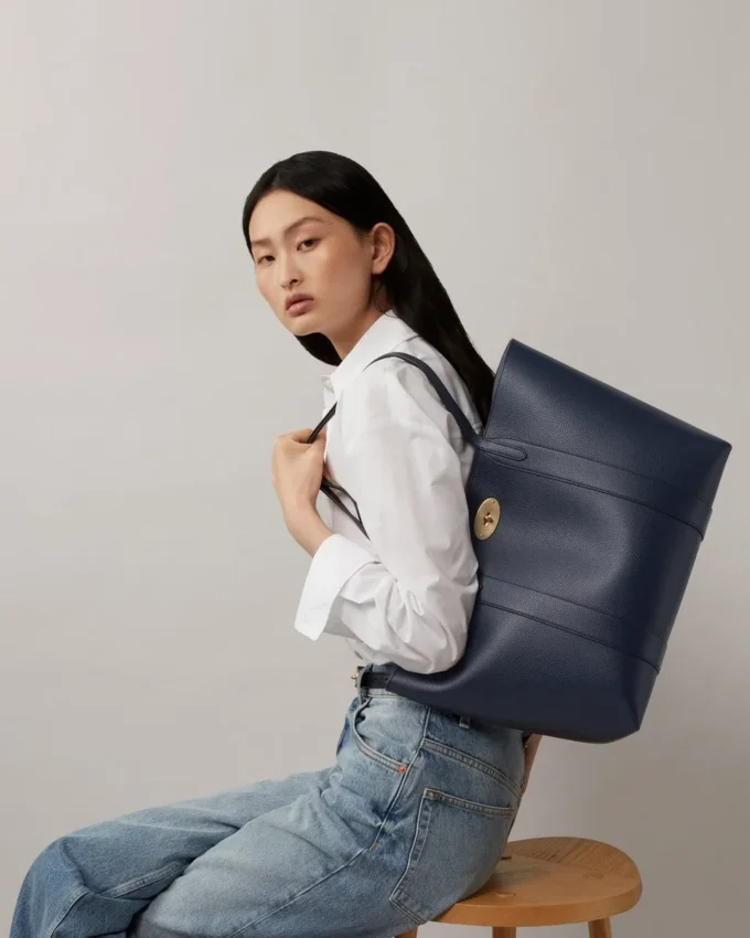 Bayswater Tote Night Sky & Poplin Blue Liten klassisk struktur med kontrast Bayswater Tote Night Sky & Poplin Blue Liten klassisk struktur med kontrast