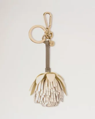 Blommig nyckelring – Pom Pom Buttermilk & Eggshell blandade material Blommig nyckelring – Pom Pom Buttermilk & Eggshell blandade material