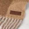 Färgblockerad texturerad halsduk i kamel och äggskal, ullblandning Färgblockerad texturerad halsduk i kamel och äggskal, ullblandning