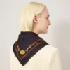 Fyrkantig scarf – kant med bälte, djup auberginefärgad silkestwill Fyrkantig scarf – kant med bälte, djup auberginefärgad silkestwill