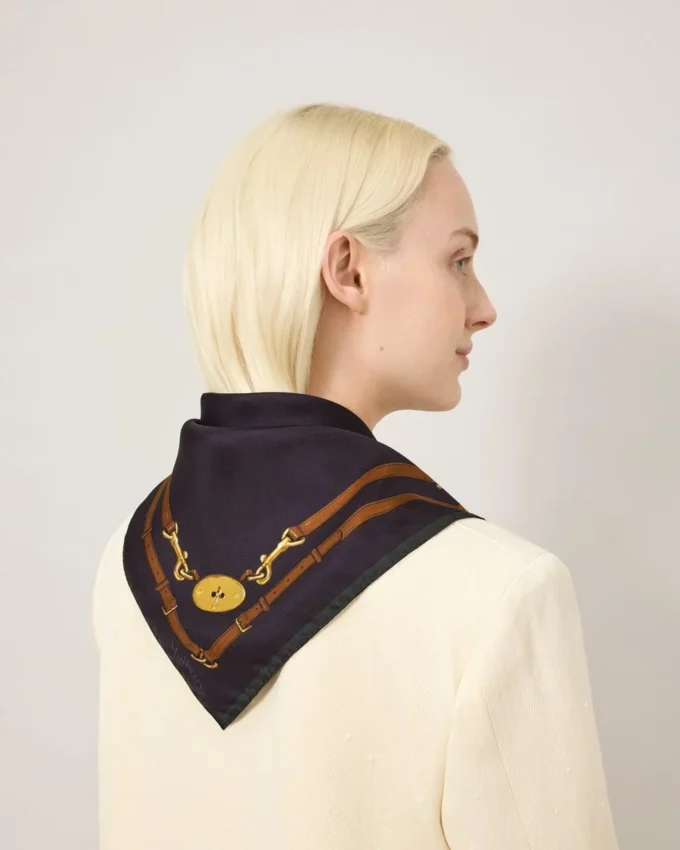 Fyrkantig scarf – kant med bälte, djup auberginefärgad silkestwill Fyrkantig scarf – kant med bälte, djup auberginefärgad silkestwill