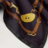 Fyrkantig scarf – kant med bälte, djup auberginefärgad silkestwill Fyrkantig scarf – kant med bälte, djup auberginefärgad silkestwill