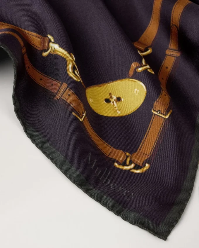 Fyrkantig scarf – kant med bälte, djup auberginefärgad silkestwill Fyrkantig scarf – kant med bälte, djup auberginefärgad silkestwill