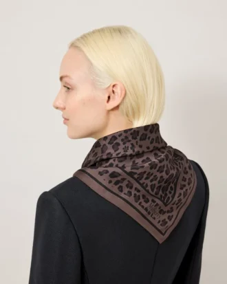 Fyrkantig scarf – Leopard Ebony Silk Twill för kvinnor