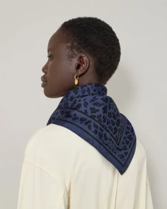 Fyrkantig scarf – Leopard Night Sky Silk Twill för kvinnor