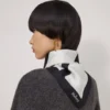 Fyrkantig scarf – Mulberry-bokstäver i äggskal och svart silkstwill