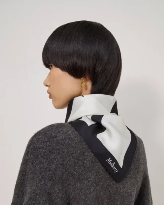 Fyrkantig scarf – Mulberry-bokstäver i äggskal och svart silkstwill Fyrkantig scarf – Mulberry-bokstäver i äggskal och svart silkstwill