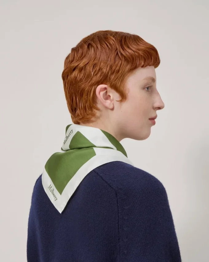 Fyrkantig scarf – Mulberry-bokstäver, ormbunke och äggskalsfärgad silketwill Fyrkantig scarf – Mulberry-bokstäver, ormbunke och äggskalsfärgad silketwill