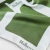 Fyrkantig scarf – Mulberry-bokstäver, ormbunke och äggskalsfärgad silketwill Fyrkantig scarf – Mulberry-bokstäver, ormbunke och äggskalsfärgad silketwill