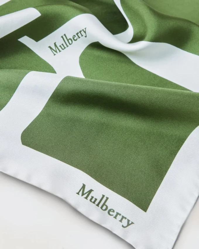 Fyrkantig scarf – Mulberry-bokstäver, ormbunke och äggskalsfärgad silketwill Fyrkantig scarf – Mulberry-bokstäver, ormbunke och äggskalsfärgad silketwill