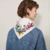 Fyrkantig scarf – vildblommig äggskalssilke-twill för kvinnor Fyrkantig scarf – vildblommig äggskalssilke-twill för kvinnor