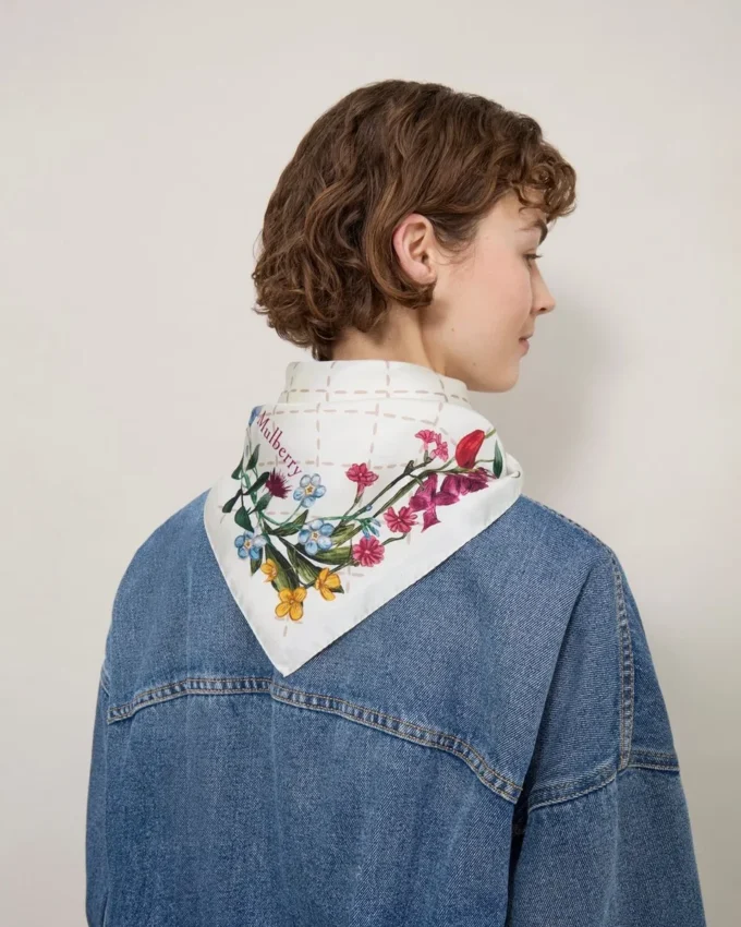 Fyrkantig scarf – vildblommig äggskalssilke-twill för kvinnor Fyrkantig scarf – vildblommig äggskalssilke-twill för kvinnor