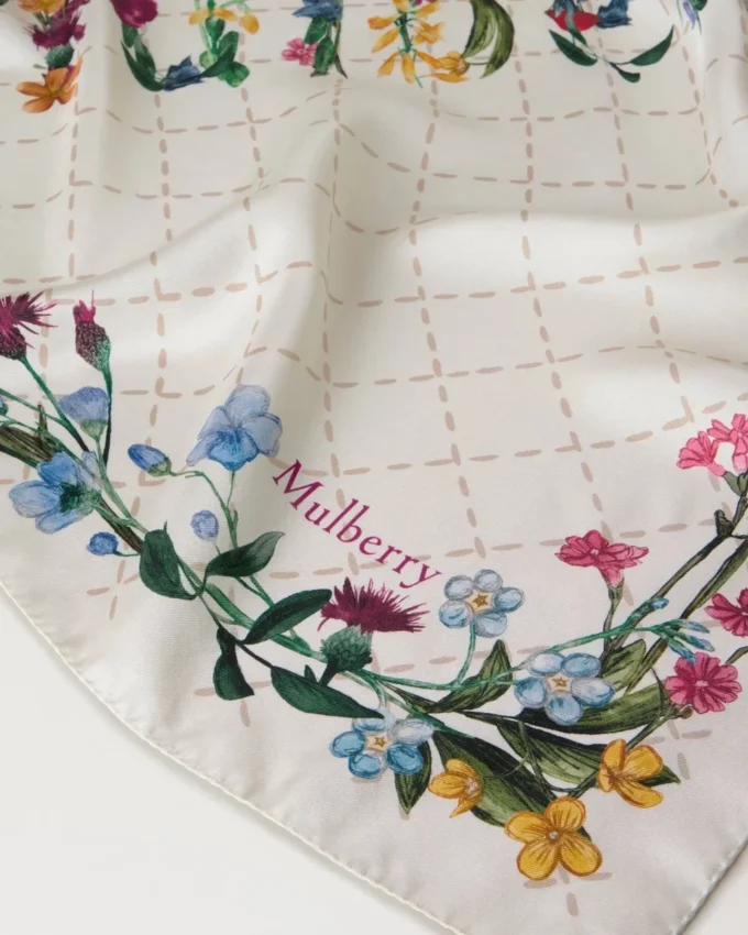Fyrkantig scarf – vildblommig äggskalssilke-twill för kvinnor Fyrkantig scarf – vildblommig äggskalssilke-twill för kvinnor
