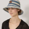 Hatt med horisontella ränder Brightonblå pappersraffia