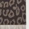 Leopardmönstrad merinoullshalsduk i ebenholts och Maple-träd Leopardmönstrad merinoullshalsduk i ebenholts och Maple-träd