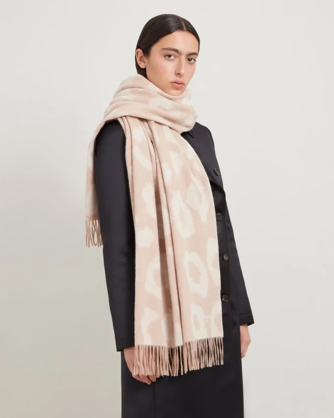 Leopardmönstrad merinoullssjal i färgerna Maple & Ecru