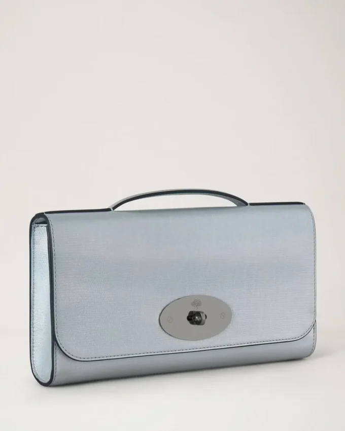 Lily Clutch Silver Iriserande läder med ödleprägling Lily Clutch Silver Iriserande läder med ödleprägling
