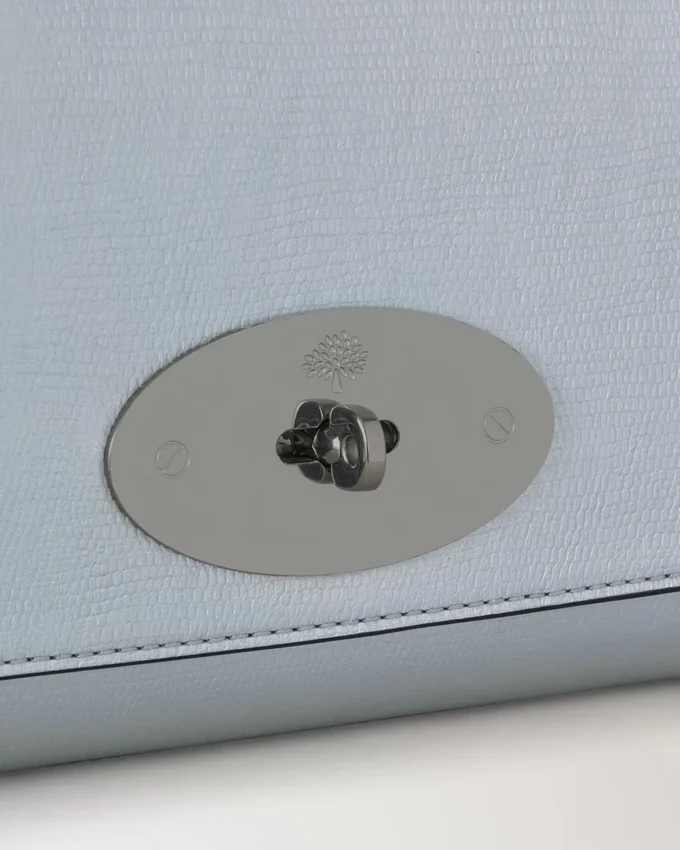 Lily Clutch Silver Iriserande läder med ödleprägling Lily Clutch Silver Iriserande läder med ödleprägling
