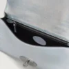 Lily Clutch Silver Iriserande läder med ödleprägling Lily Clutch Silver Iriserande läder med ödleprägling