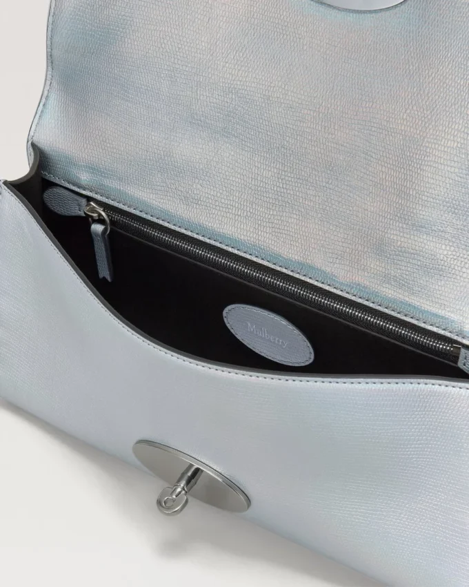 Lily Clutch Silver Iriserande läder med ödleprägling Lily Clutch Silver Iriserande läder med ödleprägling