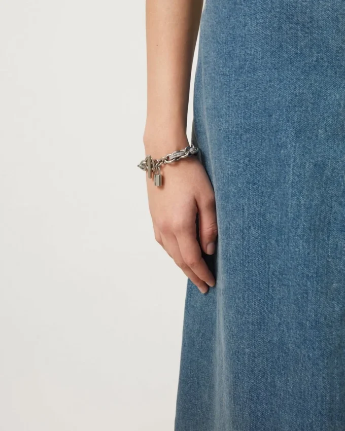 Lily läderarmband med kedja, liten, ljusgrå Silky Calf och silverpläterat rostfritt stål Lily läderarmband med kedja, liten, ljusgrå Silky Calf och silverpläterat rostfritt stål