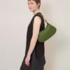Liten Hackney-axelväska Fern högblankt läder Liten Hackney-axelväska Fern högblankt läder