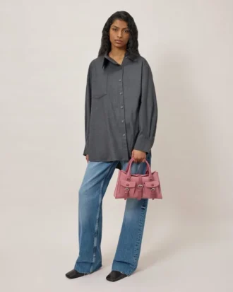 Liten Roxanne i rosa scrumpy-mocka – presenter till henne Liten Roxanne i rosa scrumpy-mocka – presenter till henne