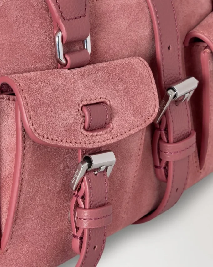 Liten Roxanne i rosa scrumpy-mocka – presenter till henne