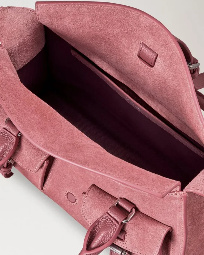 Liten Roxanne i rosa scrumpy-mocka – presenter till henne