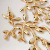Långa örhängen med blad från mulberryträd i guld och blandade material Långa örhängen med blad från mulberryträd i guld och blandade material