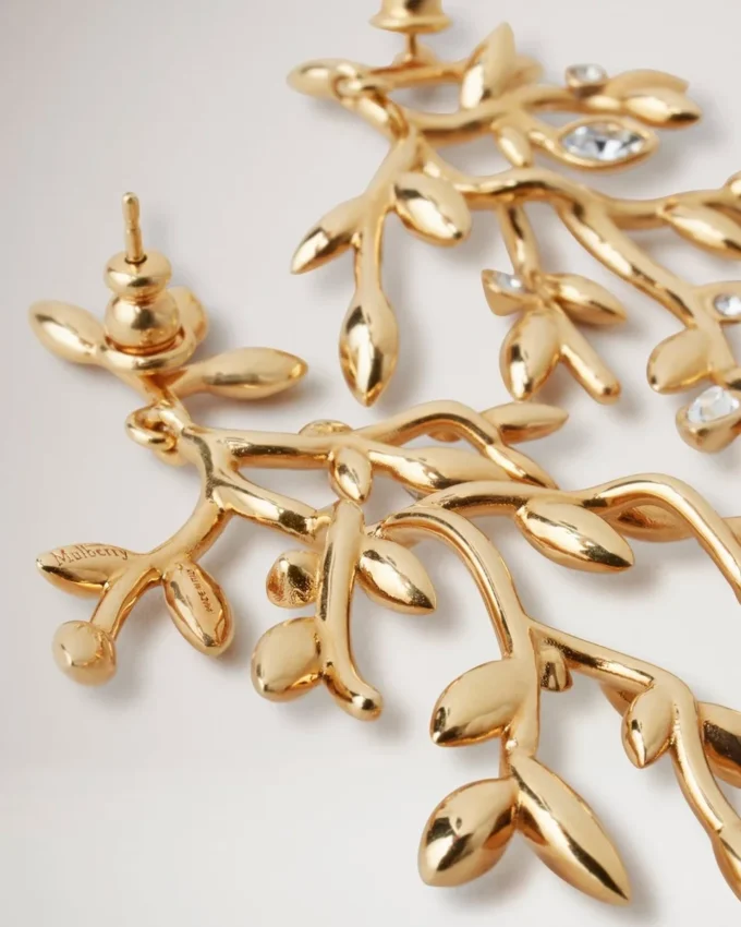 Långa örhängen med blad från mulberryträd i guld och blandade material Långa örhängen med blad från mulberryträd i guld och blandade material