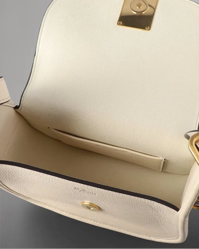 Mini Sadie Satchel Begagnad äggskalsfärgad högblank läder Mini Sadie Satchel Begagnad äggskalsfärgad högblank läder