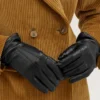 Mjuka nappahandskar Svarta släta nappahandskar, halsdukar och hattar Mjuka nappahandskar Svarta släta nappahandskar, halsdukar och hattar