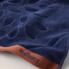 Mulberry Tree Jacquard-handduk i marinblått och teakfärgat bomull Mulberry Tree Jacquard-handduk i marinblått och teakfärgat bomull