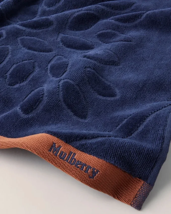 Mulberry Tree Jacquard-handduk i marinblått och teakfärgat bomull Mulberry Tree Jacquard-handduk i marinblått och teakfärgat bomull