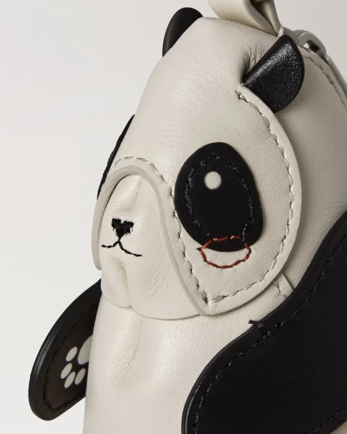 Nyckelring med fodral – Panda svart & äggskal, liten, klassisk kornstruktur Nyckelring med fodral – Panda svart & äggskal, liten, klassisk kornstruktur