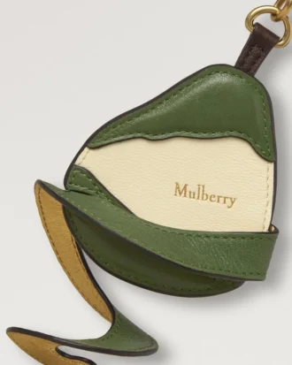 Nyckelring med skalad frukt – Päron, ormbunke och äggskal i blandade material Nyckelring med skalad frukt – Päron, ormbunke och äggskal i blandade material