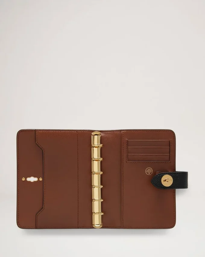 Postman’s Lock Pocket Book Svart Small Classic Grain Postman’s Lock Pocket Book Svart Small Classic Grain