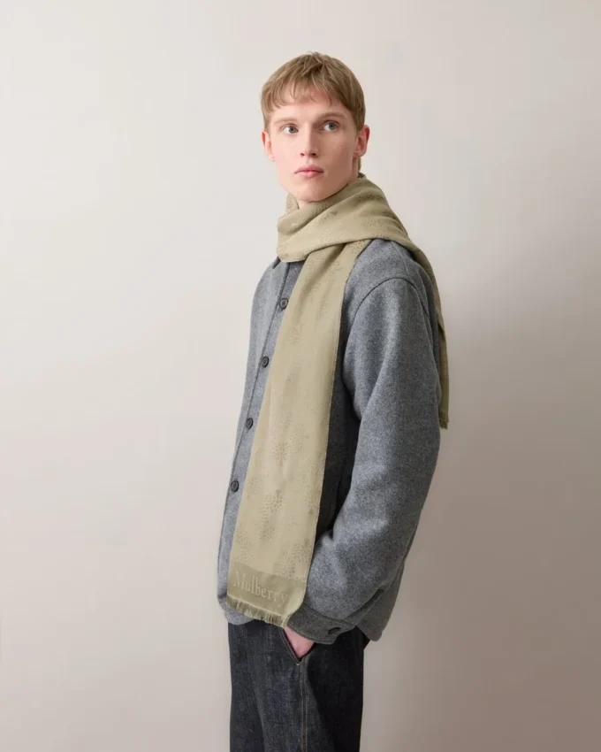 Rektangulär scarf med Mulberry-träd i linnegrön bomulls- och sidenblandning Rektangulär scarf med Mulberry-träd i linnegrön bomulls- och sidenblandning