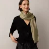 Rektangulär scarf med Mulberry-träd i linnegrön bomulls- och sidenblandning Rektangulär scarf med Mulberry-träd i linnegrön bomulls- och sidenblandning