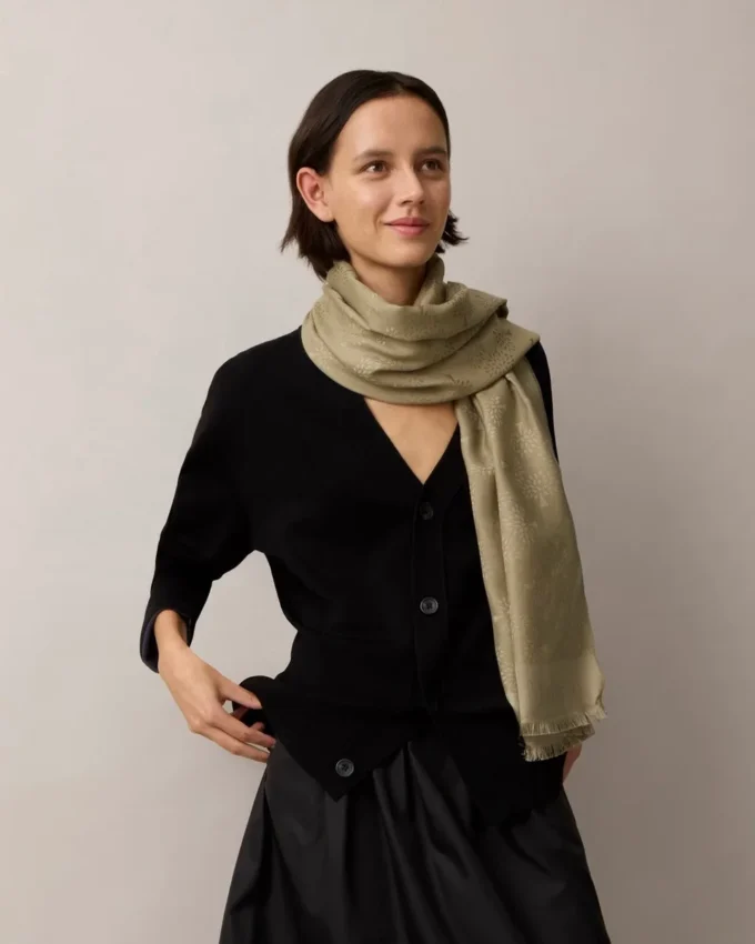 Rektangulär scarf med Mulberry-träd i linnegrön bomulls- och sidenblandning Rektangulär scarf med Mulberry-träd i linnegrön bomulls- och sidenblandning