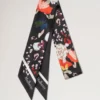 Smal halsduk – vinterblommigt mönster, svart, återvunnen polyester Smal halsduk – vinterblommigt mönster, svart, återvunnen polyester