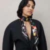 Smal halsduk – vinterblommigt mönster, svart, återvunnen polyester Smal halsduk – vinterblommigt mönster, svart, återvunnen polyester