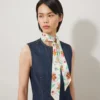 Smal scarf – grafiskt blommönster Linen Green & Buttermilk Återvunnen polyester Smal scarf – grafiskt blommönster Linen Green & Buttermilk Återvunnen polyester